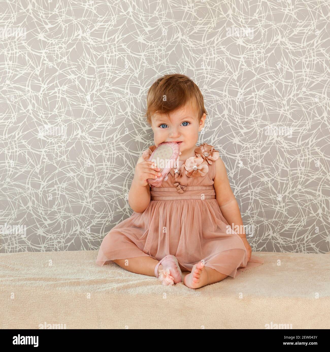 Porträt eines niedlichen kleinen Mädchen trägt Kleid. Schöne Mädchen mit Frisur und Kamm. Stockfoto