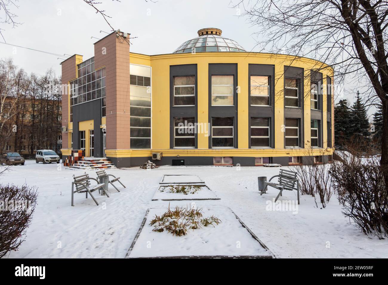 Tscheljabinsk, Russland - 14. November 2020. Ein ungewöhnliches Gebäude steht in einem verschneiten Park. Stockfoto