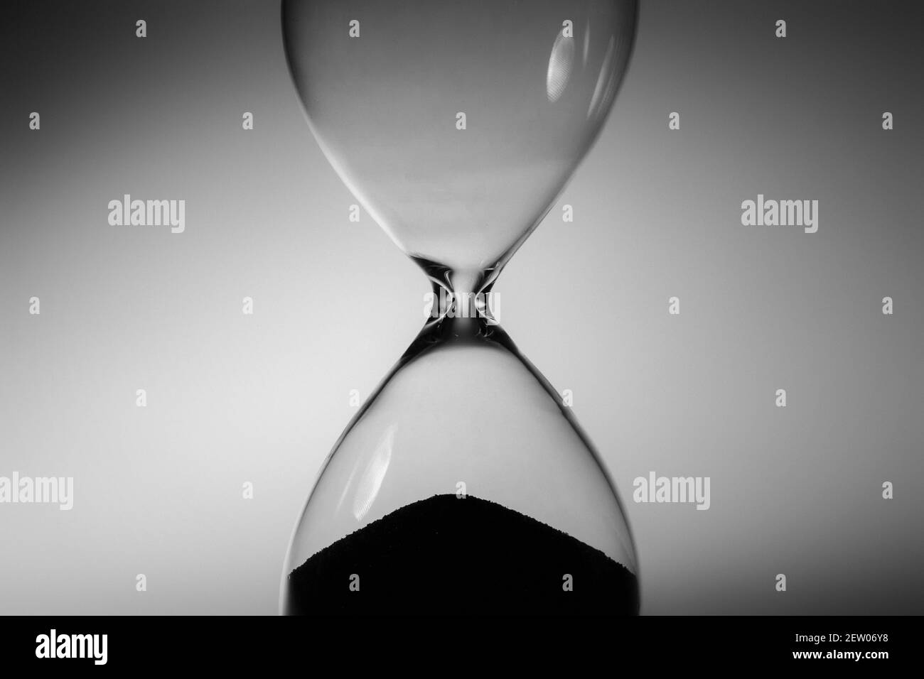 Schwarzweiß-Foto der Sanduhr Nahaufnahme Stockfoto