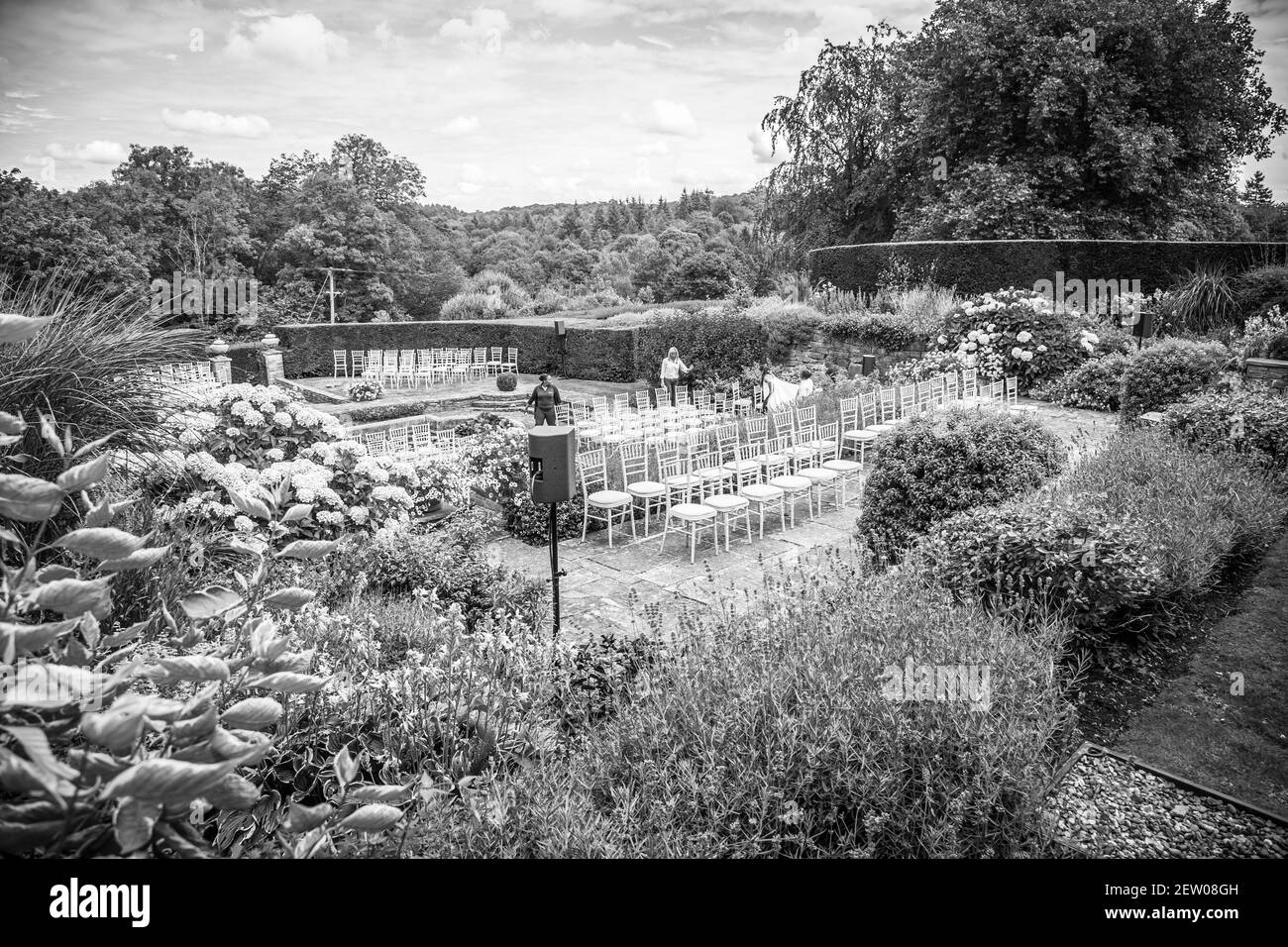 Sitzanordnung im versunkenen Garten eines Herrenhauses bereit für die Gäste zu kommen. Stockfoto