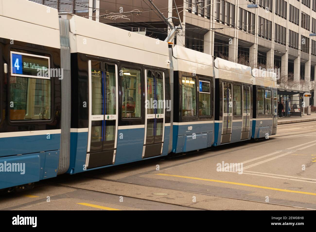 Zürich, Schweiz - Februar 2nd 2021: Die neue Straßenbahn Flexity fährt an einem Platz vorbei Stockfoto