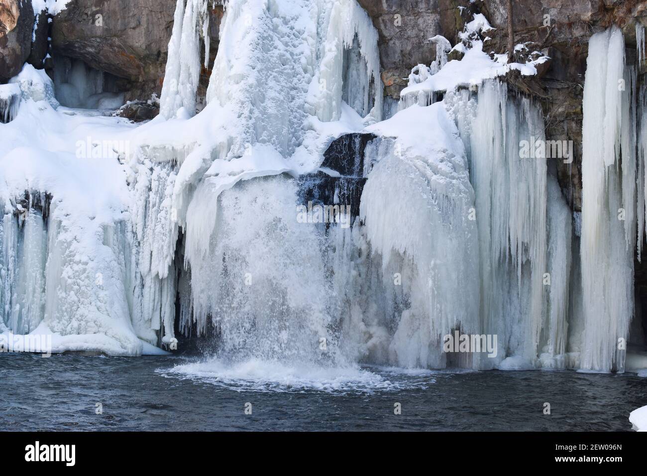 Wasserfall im Winter zugefroren Stockfoto