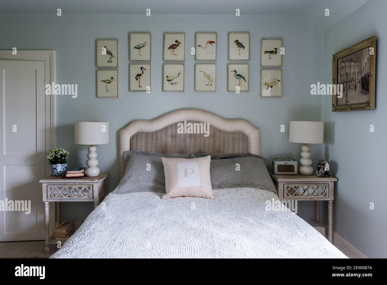 Helles Puderschlafzimmer mit gerahmten Vogeldrucken, Dorset Stockfoto