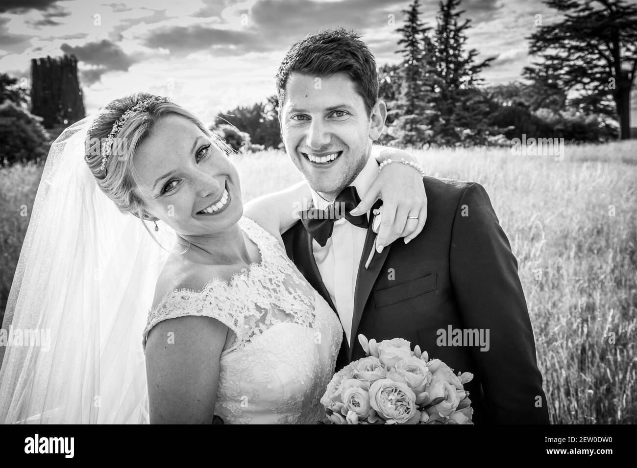 Braut und Bräutigam sehen sehr glücklich und verliebt aus Ihr Hochzeitstag Stockfoto