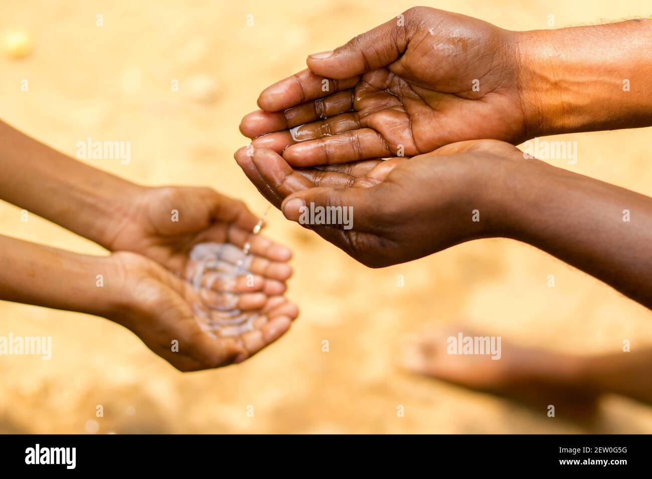 Menschen in dürren Gebieten tauschen Wasser aus.Durstige Menschen.Armut.Wassermangel.Wasser sparen. Stockfoto