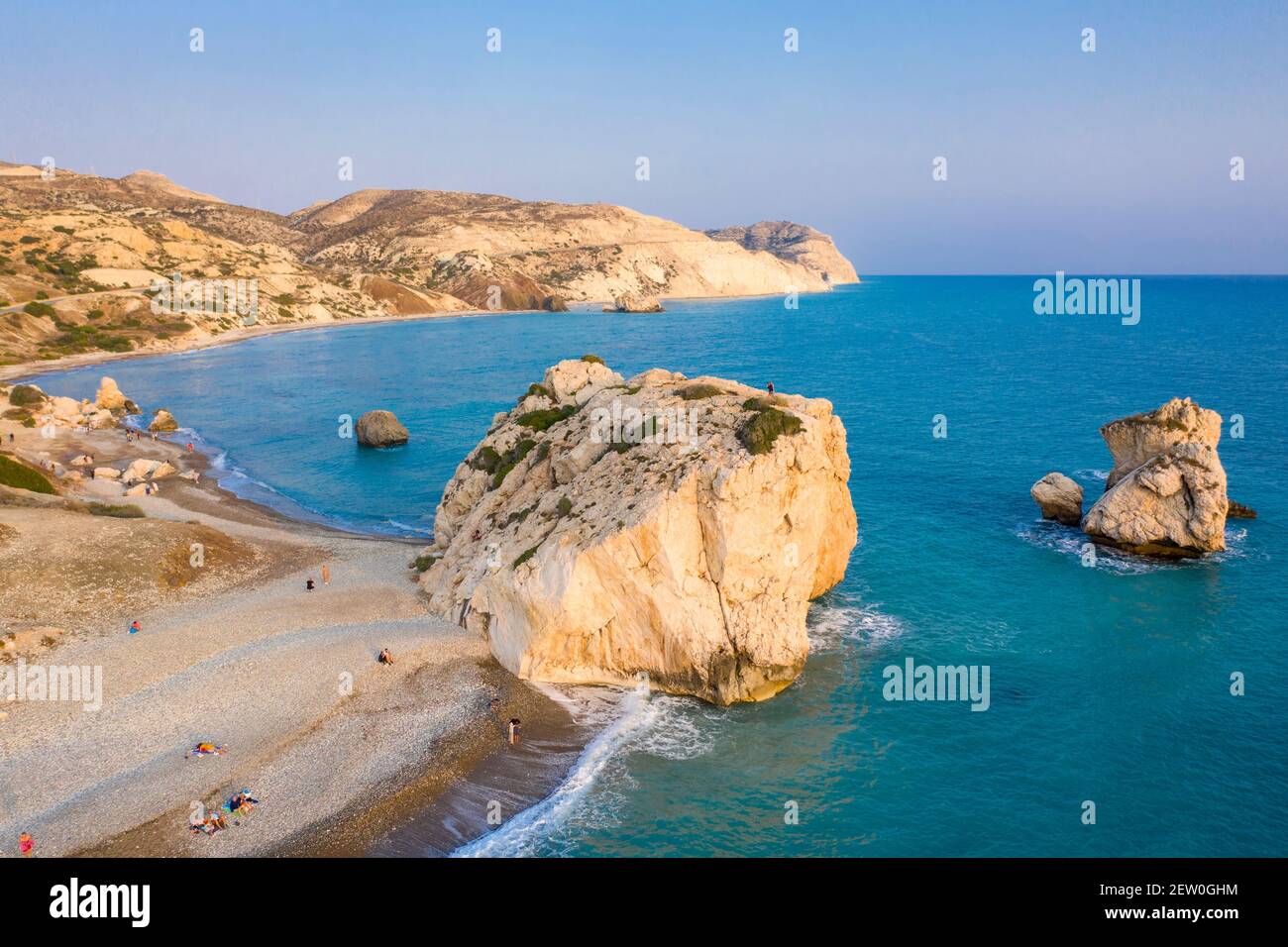 Luftaufnahme der Küste von Aphrodite's Rock - eine beliebte Touristenattraktion in der Nähe von Paphos, Zypern Stockfoto