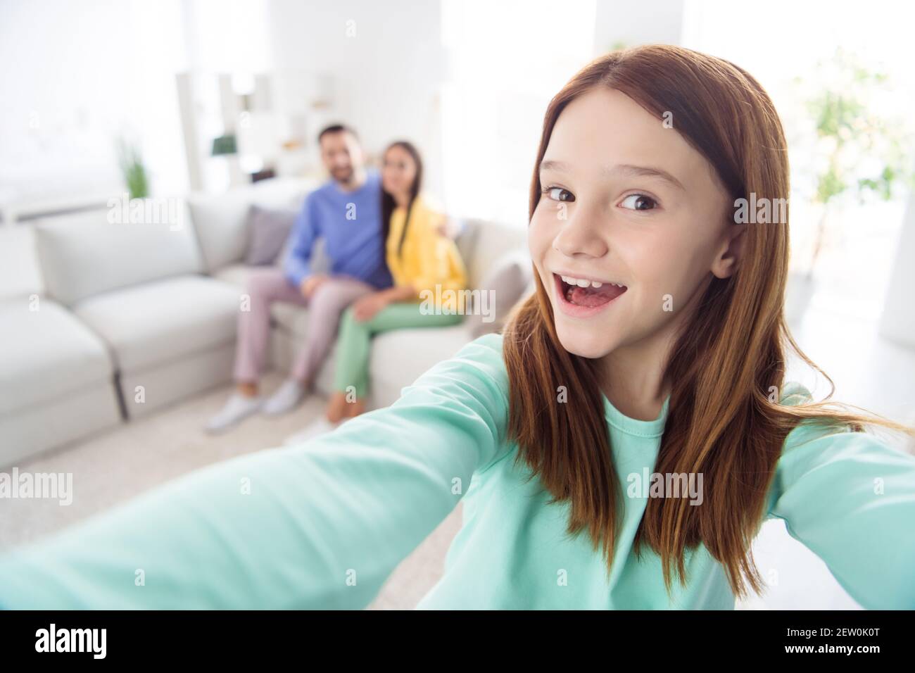 Foto von jungen attraktiven fröhlichen Mädchen glücklich positive Lächeln machen Selfie mit Mama Papa Familie Wochenende zu Hause Stockfoto