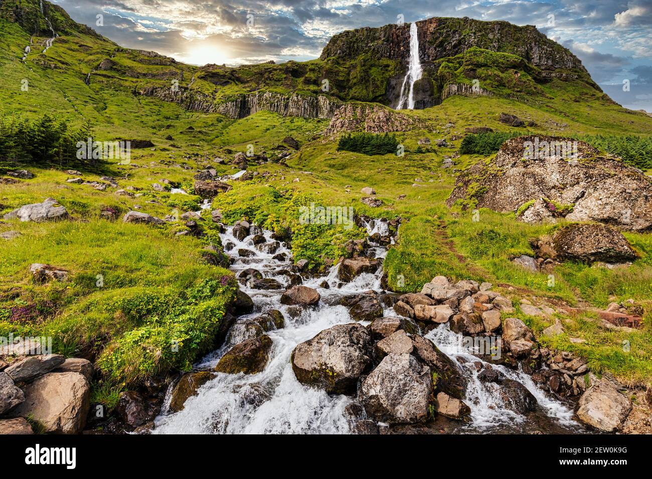 Bjarnafoss Wasserfall auf island mit Fluss im Vordergrund, Sommer Stockfoto