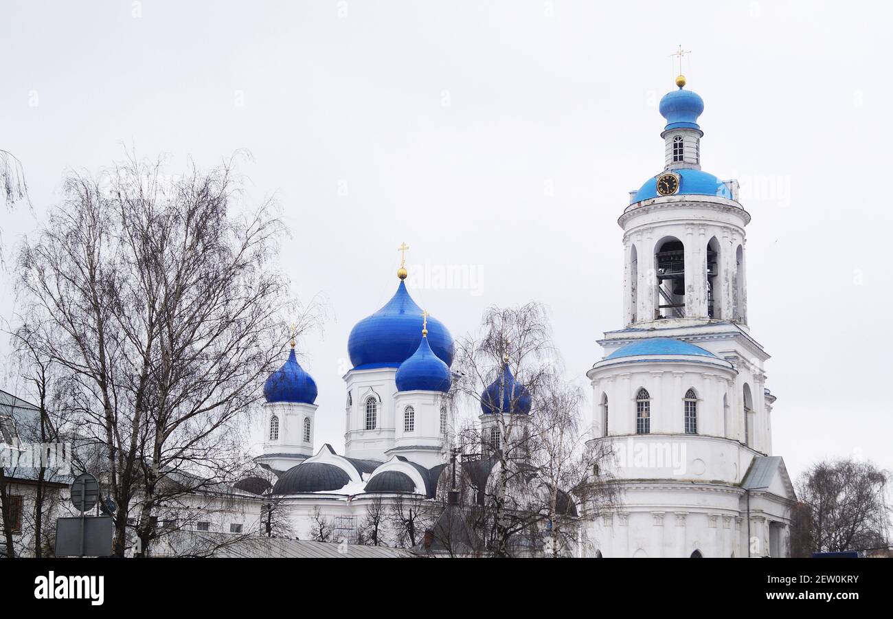 Ein Frauenkloster in Bogolyubovo, Russland.Weiße Backsteinarchitektur mit blauen Kuppeln Stockfoto