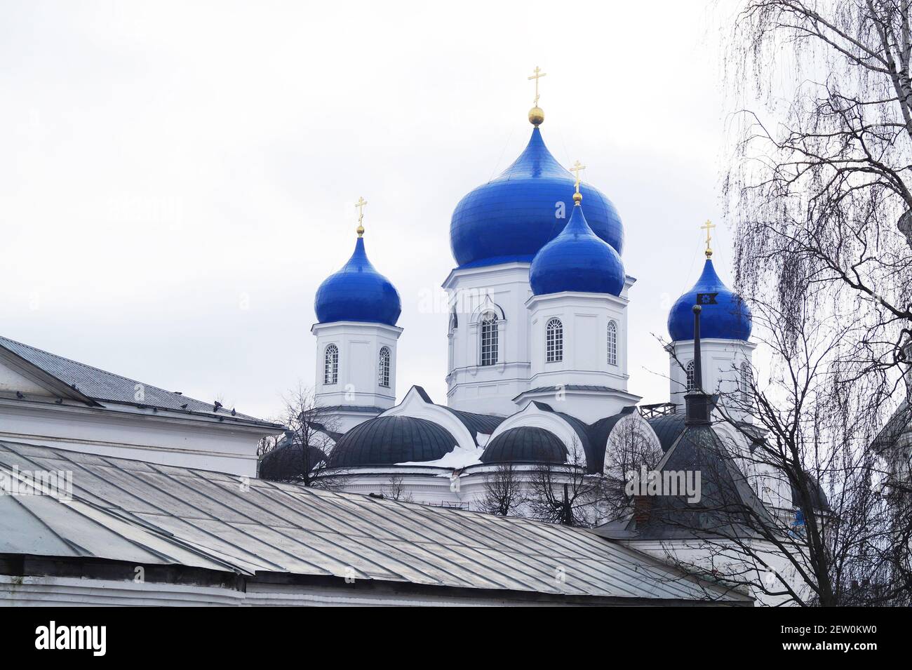 Ein Frauenkloster in Bogolyubovo, Russland.Weiße Backsteinarchitektur mit blauen Kuppeln Stockfoto