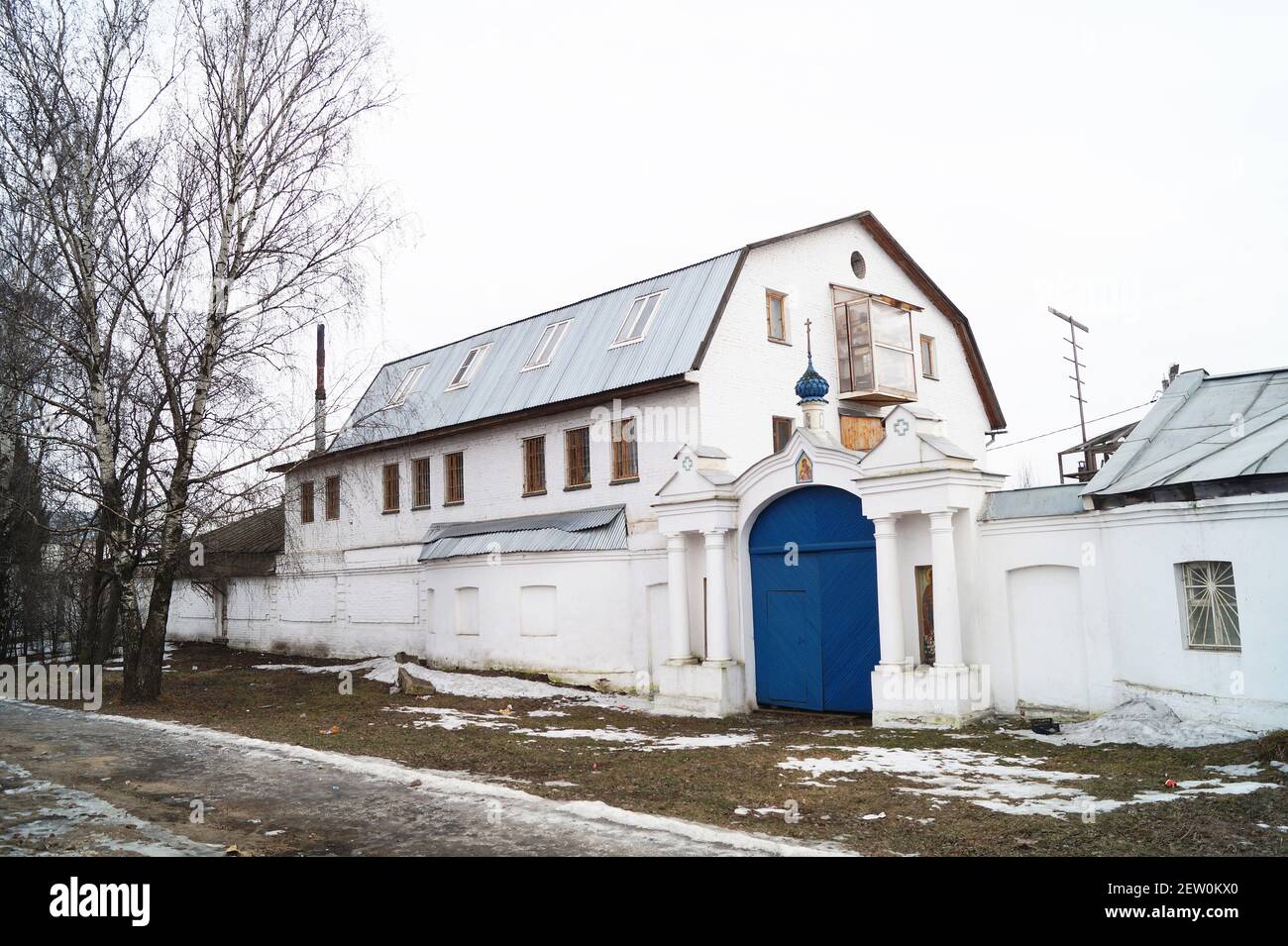 Ein Frauenkloster in Bogolyubovo, Russland.Weiße Backsteinarchitektur mit blauen Kuppeln Stockfoto
