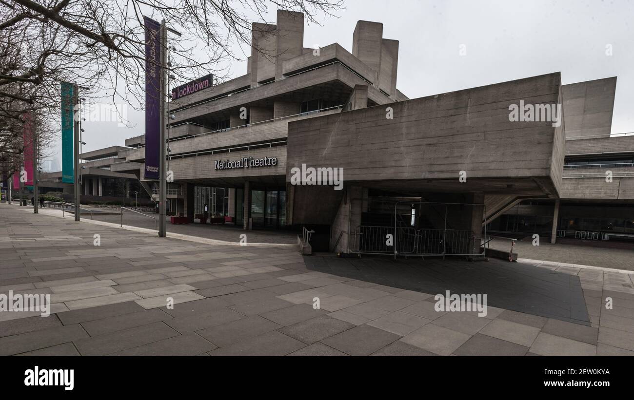 Das "Lockdown"-Schild an einem leeren Nationaltheater auf der South Bank in London während der Coronavirus-Pandemiekrise. Stockfoto