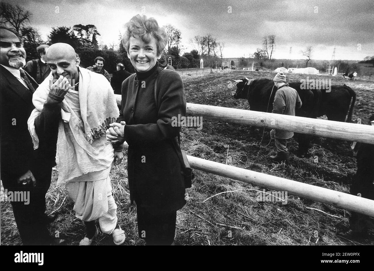 Glenys Kinnock mit den Hare Krishna-Anhängern am Hindu-Tempel Auf Bhaktivedanta Manor Stockfoto