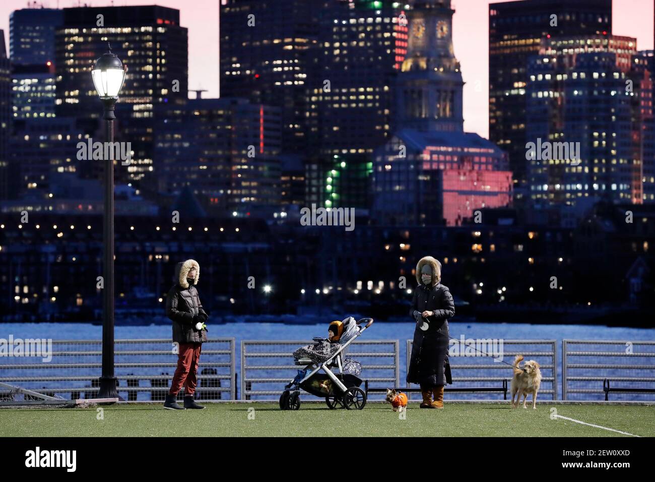 Menschen im LoPresti Park am Hafen von Boston Stockfoto