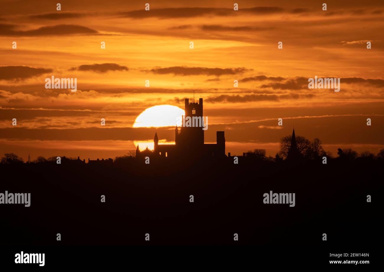 Dawn Behind Ely Cathedral, Cambridgeshire, Großbritannien Stockfoto