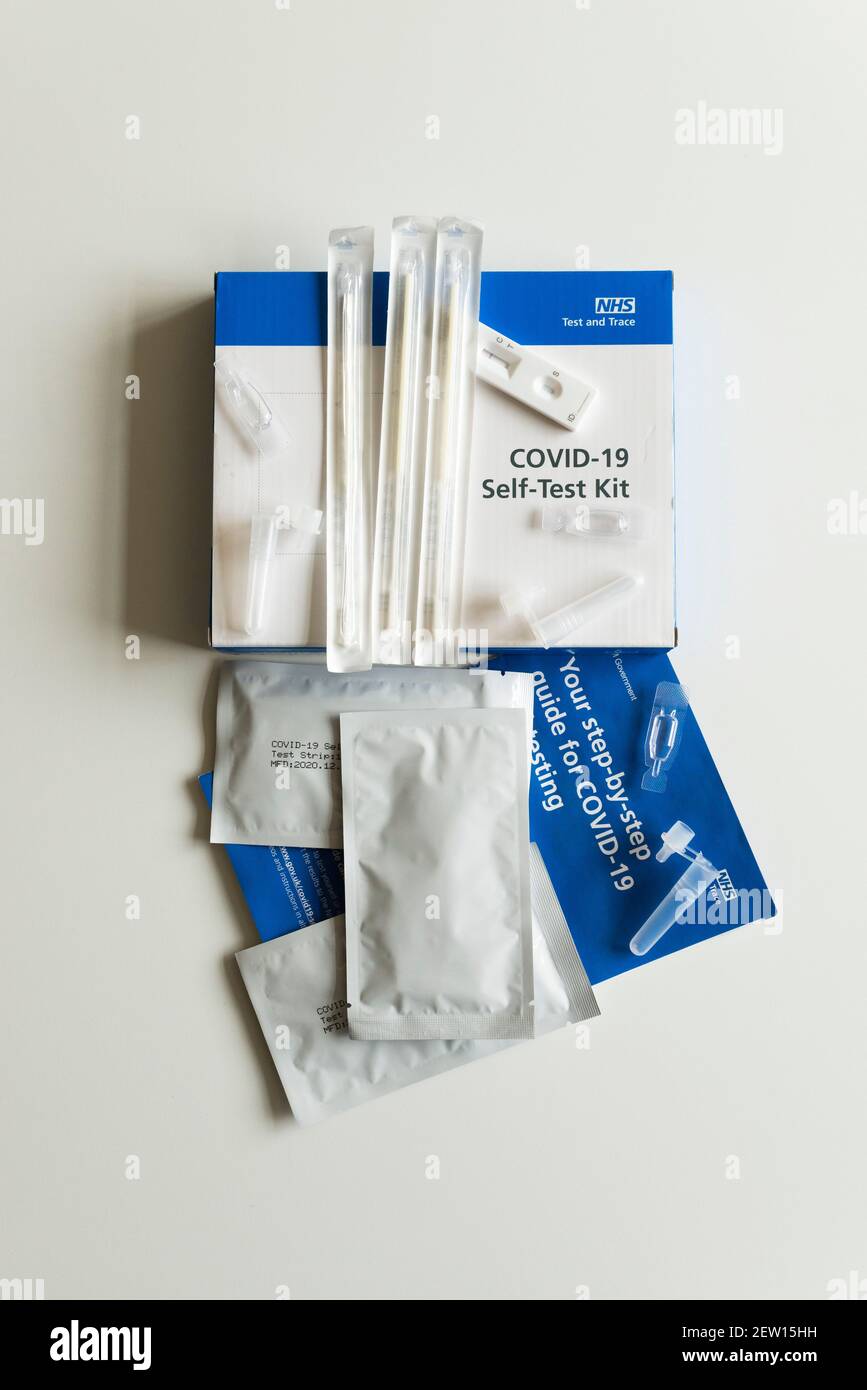 Ein NHS Covid-19 Selbsttestkit Stockfoto