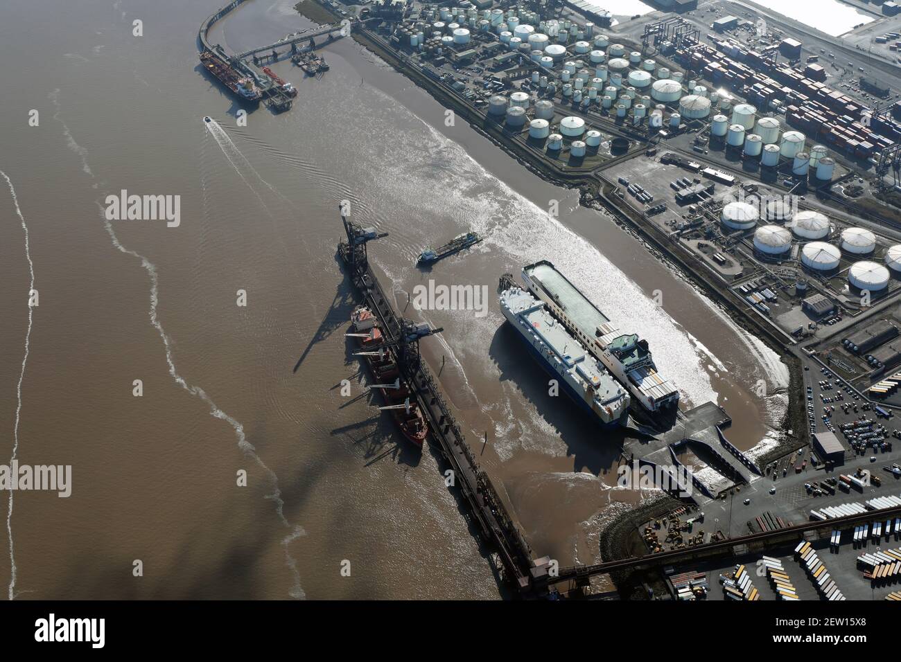 Luftaufnahme von zwei Fähren (von DFDS & Eukor) Liegt an den Immingham Docks Stockfoto