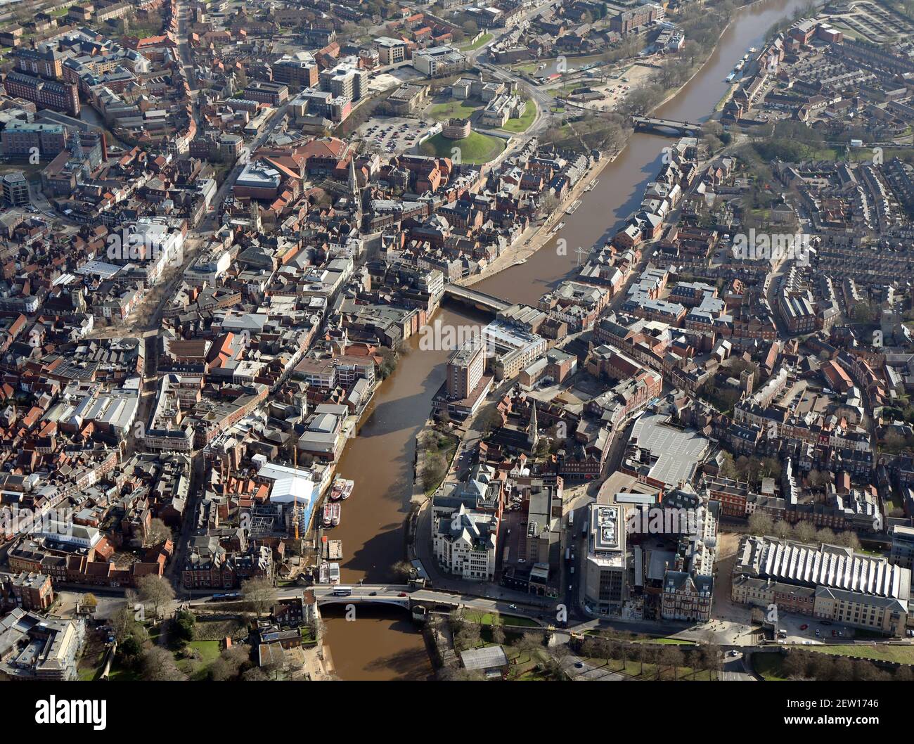 Luftaufnahme des Stadtzentrums von York von Norden aus Die Ouse entlang von der Lendal Bridge zur Skeldergate Bridge In der Ferne Stockfoto