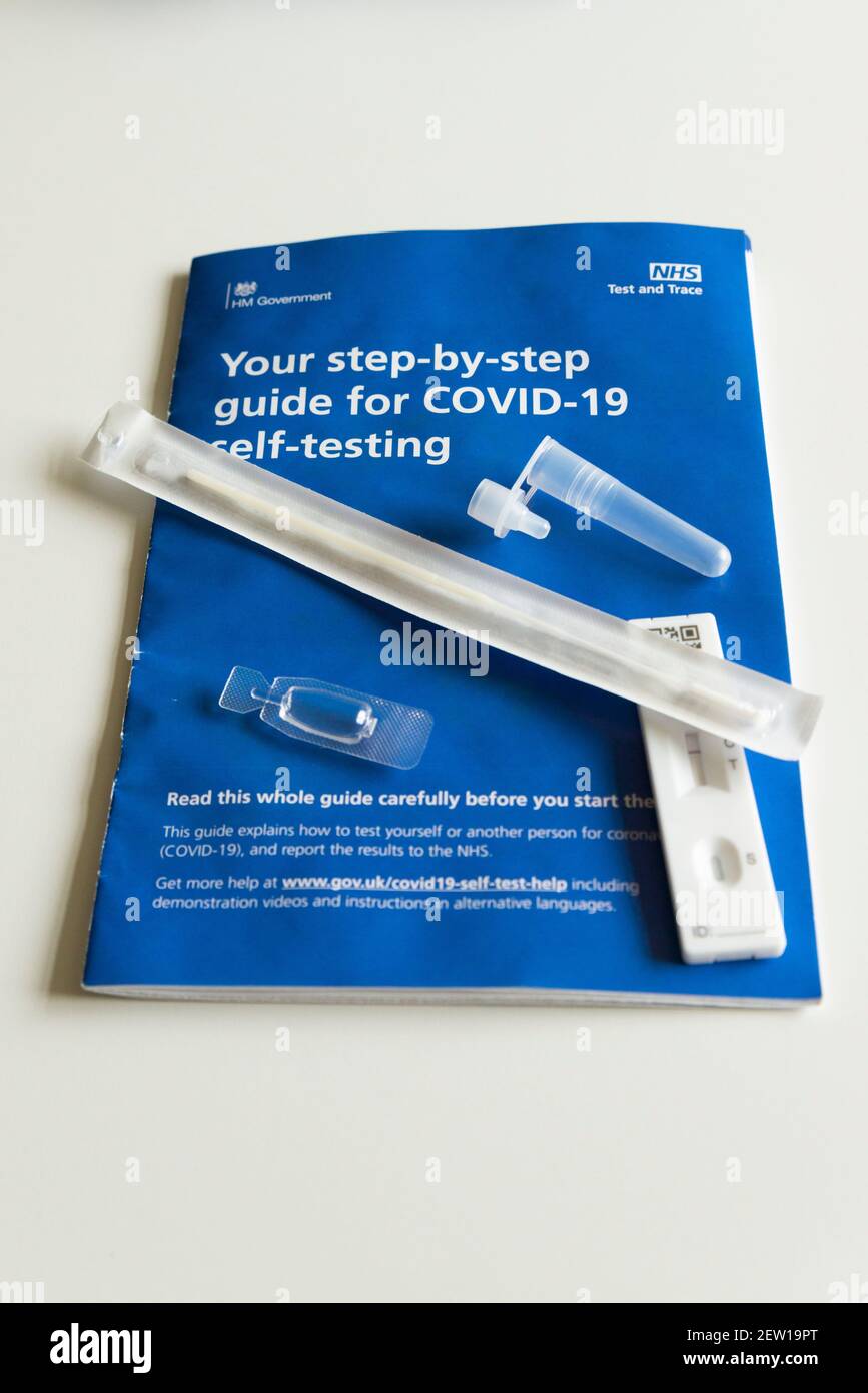 Ein NHS Covid-19 Selbsttest-Kit mit Negativtest Stockfoto