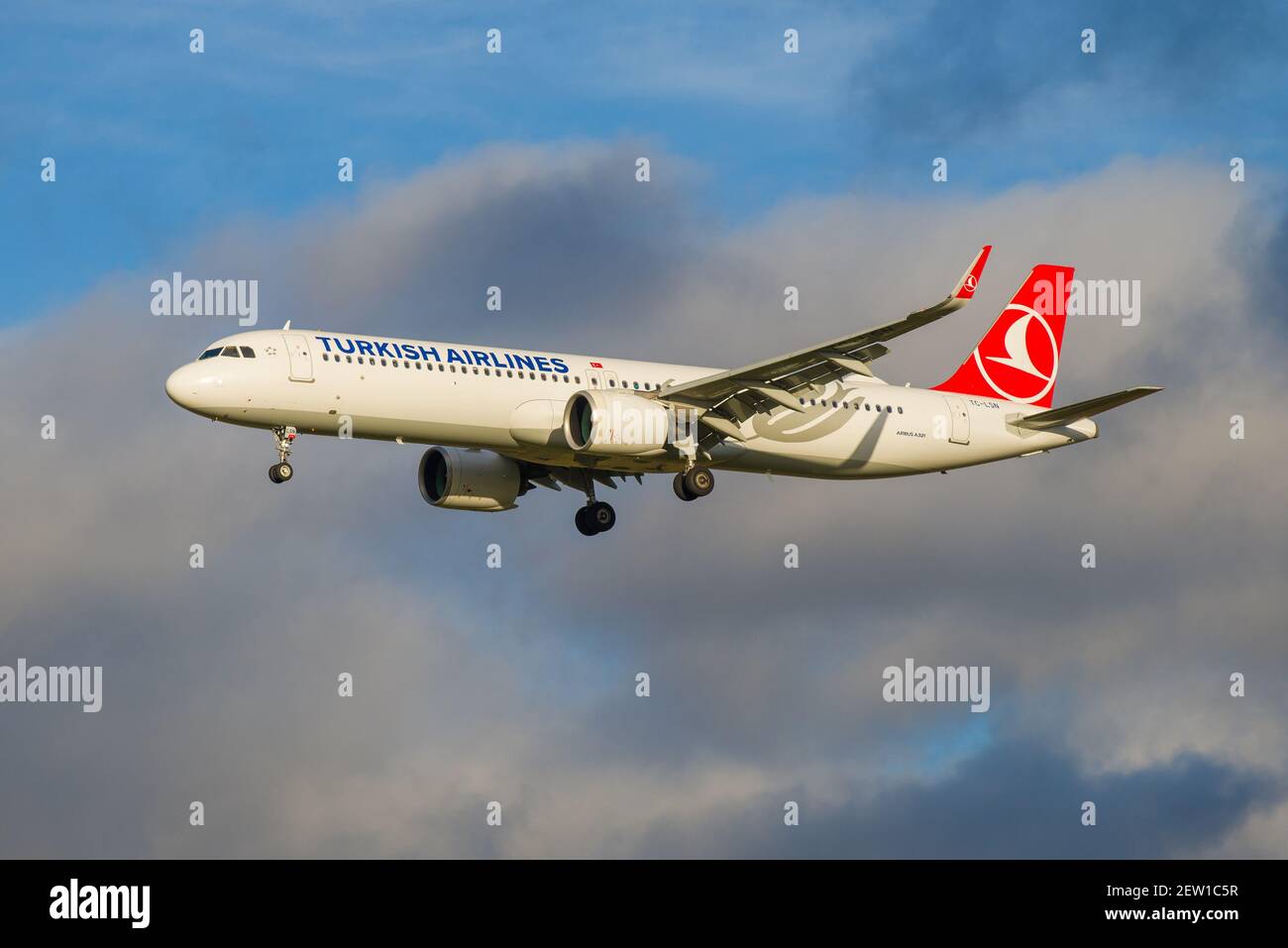 SANKT PETERSBURG, RUSSLAND - 28. OKTOBER 2020: Airbus A321neo (TC-LSN) der Turkish Airlines in bewölktem Himmel vor der Landung auf dem Flughafen Pulkovo Stockfoto