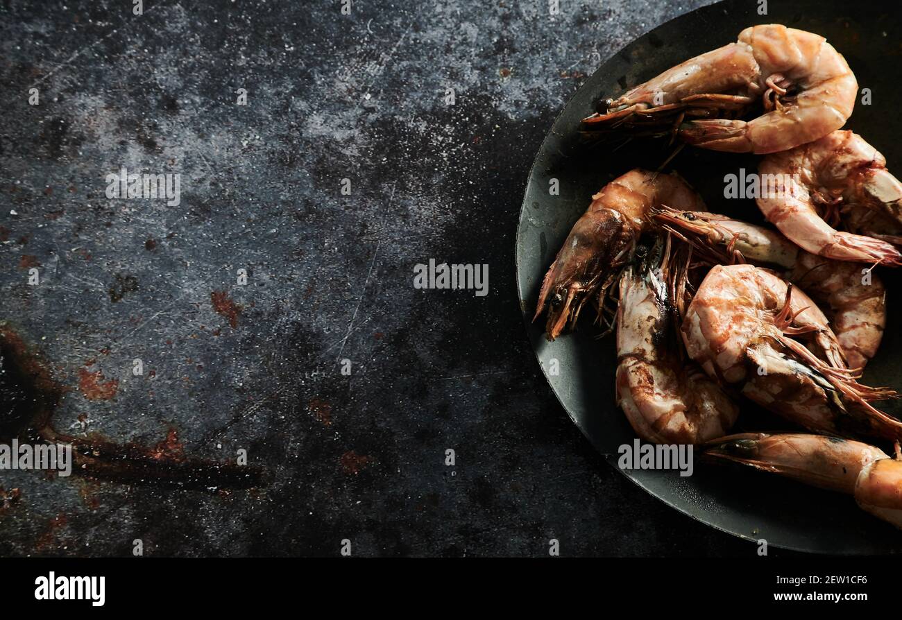 Blick von oben auf appetitliche Meeresfrüchte von ganzen Garnelen mit Muscheln Auf runder Platte Stockfoto