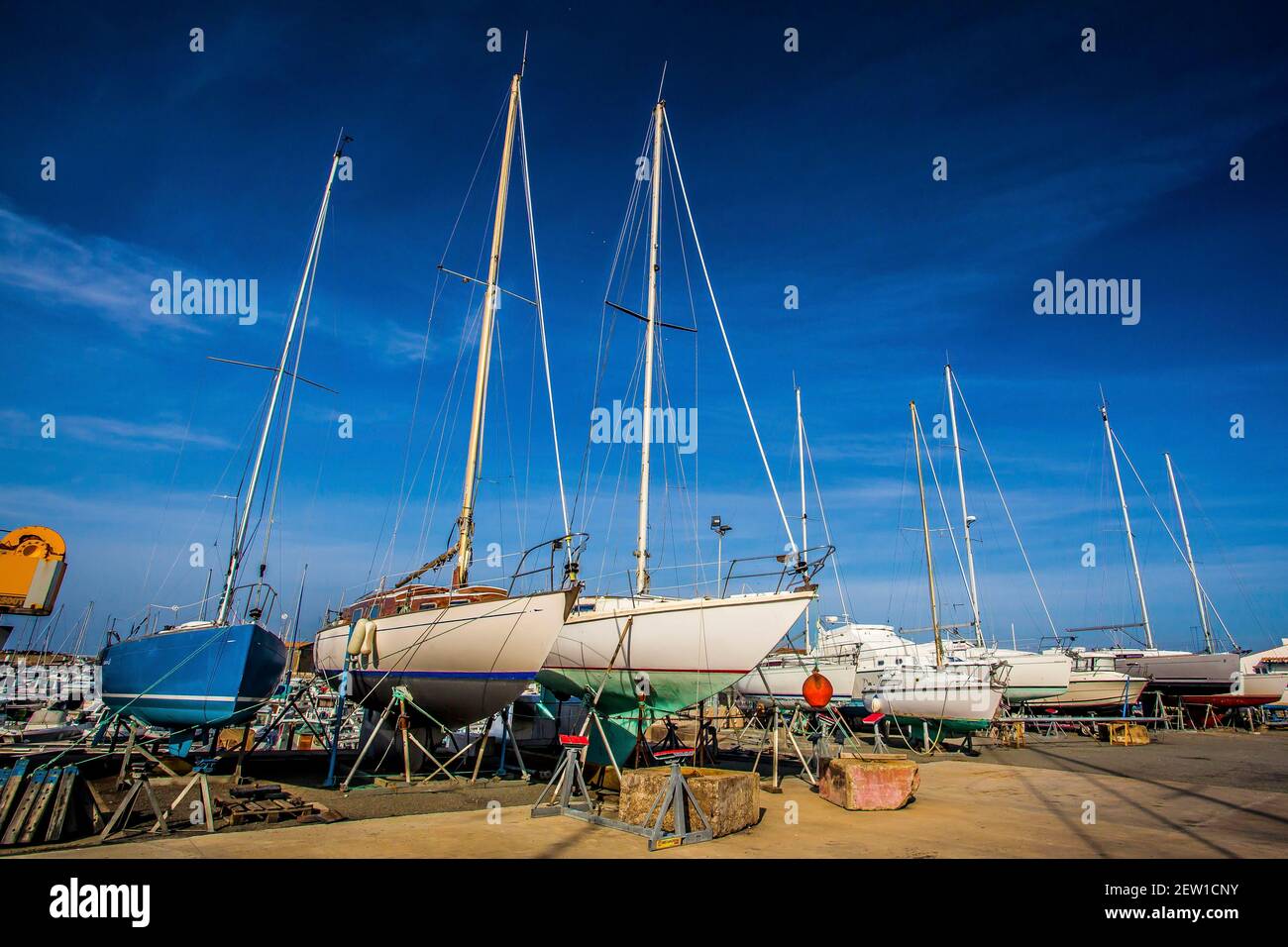 Frankreich, Vendée (85), île de Noirmoutier, Noirmoutier-en-l'Ile, bateaux de plaisance en cale sèche sur un chantier Naval du Port de l'Herbaudière Stockfoto