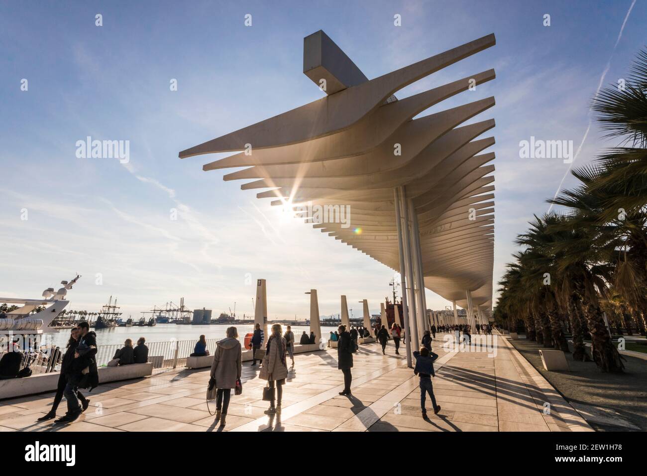 Malaga, Spanien. Die Pergola am Palmeral de las Sorpresas (Palmenhain der Überraschungen), im Hafen von Malaga Stockfoto
