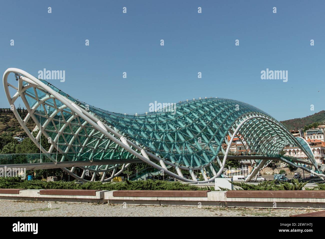 Tiflis, Georgien-Juli 5,2019. Die Brücke des Friedens, Europa.Fußgängerbrücke mit Stahl-und Glaskonstruktion über den Fluss Kura.Touristenattraktion. Stockfoto