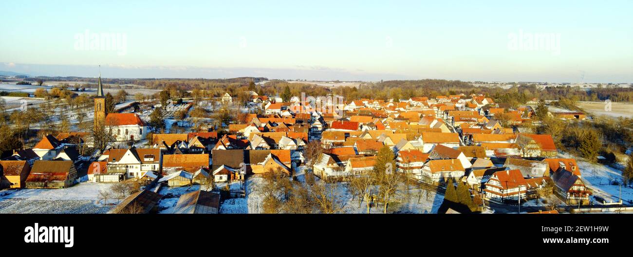 Frankreich, Bas Rhin, Hunspach, beschriftet Les Plus Beaux Villages de France (die schönsten Dörfer Frankreichs), beliebtes französisches Dorf 2020 (Luftaufnahme) Stockfoto