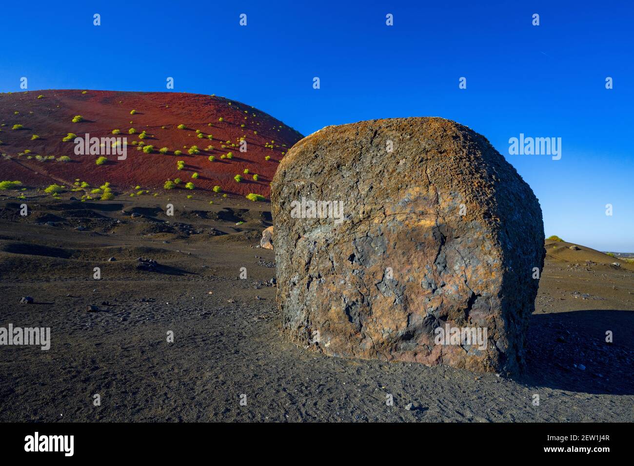 Spanien, Kanarische Inseln, Lanzarote Island, Tinajo, der farbige Berg, Die vulkanische Bombe Stockfoto