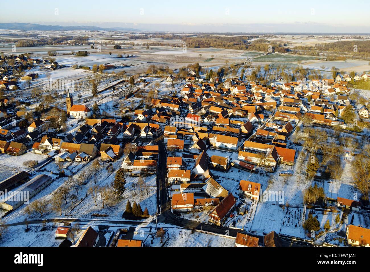 Frankreich, Bas Rhin, Hunspach, beschriftet Les Plus Beaux Villages de France (die schönsten Dörfer Frankreichs), beliebtes französisches Dorf 2020 (Luftaufnahme) Stockfoto