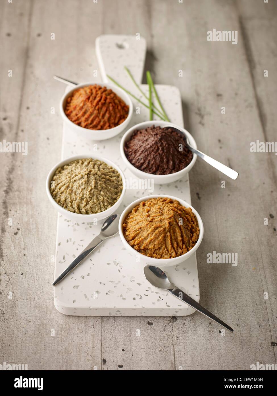 Sortimentsboard von Tapenaden Stockfoto