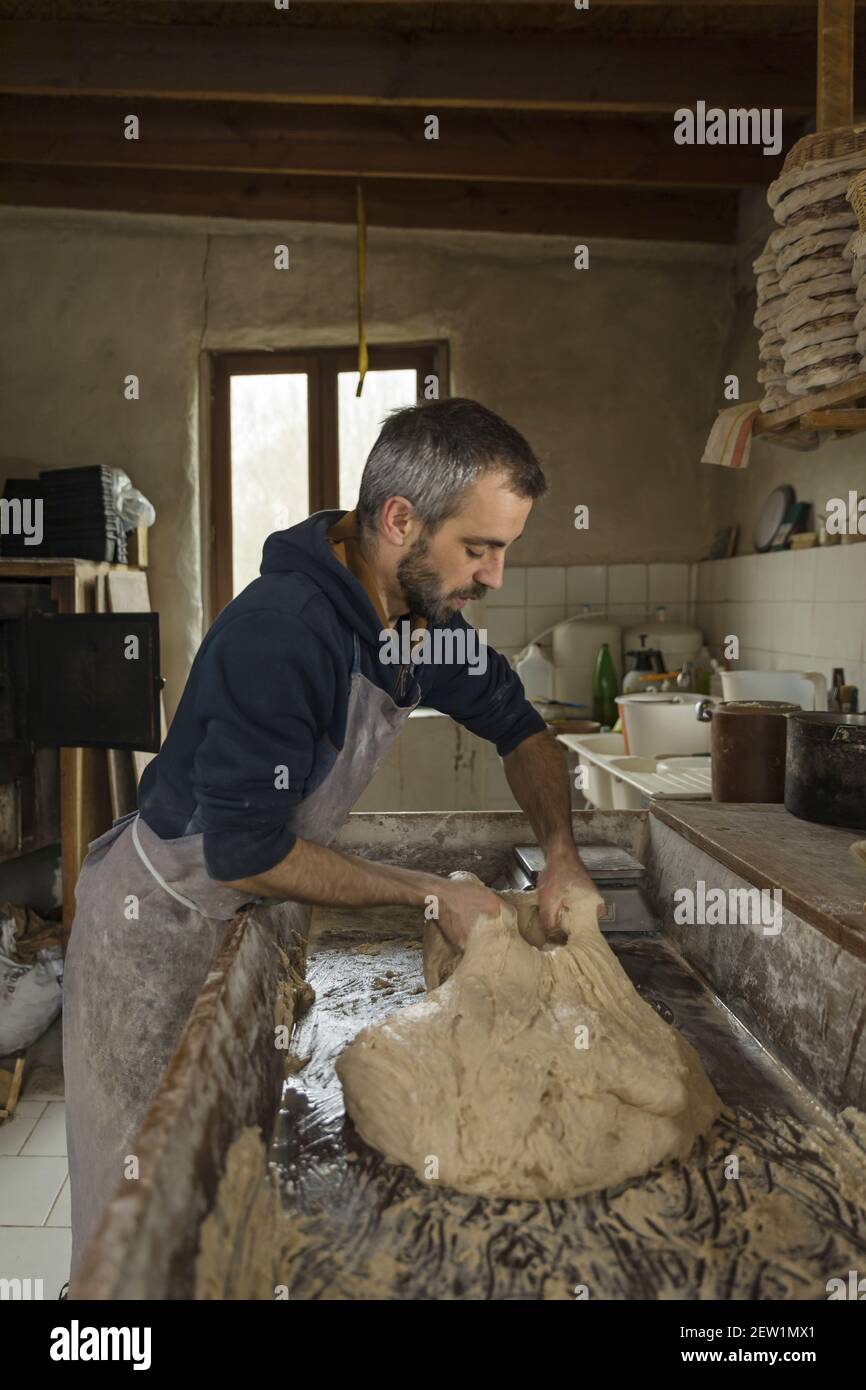 Frankreich, Indre et Loire, Loiretal von der UNESCO zum Weltkulturerbe erklärt, Dolus-Le-sec, Gaetan Raguin ist ein Bäcker, der seine Sauerteig Brot jede Woche in seinem Holzofen backt, Er liefert seine Kunden auf einer 70 Kilometer Radtour Stockfoto