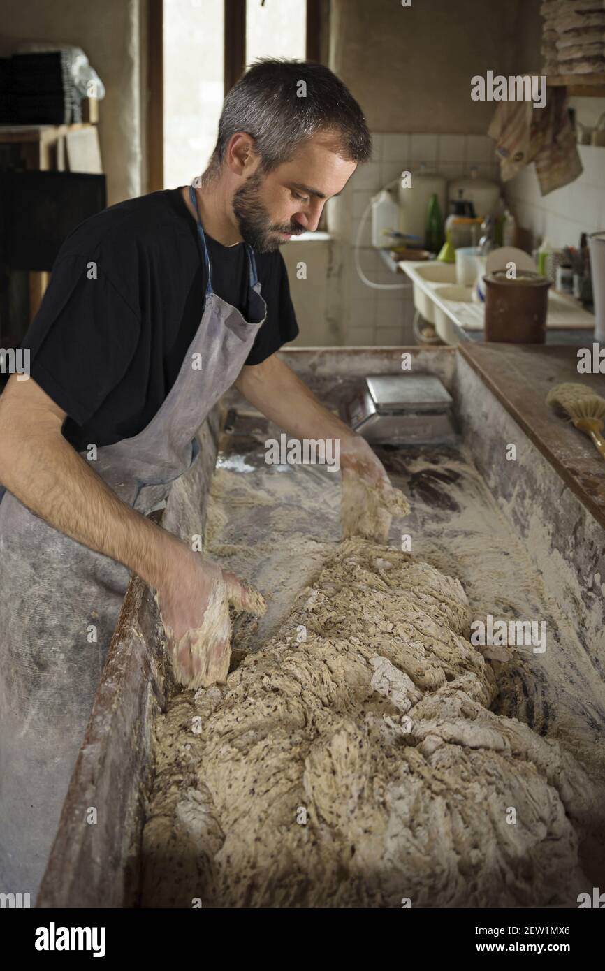 Frankreich, Indre et Loire, Loiretal von der UNESCO zum Weltkulturerbe erklärt, Dolus-Le-sec, Gaetan Raguin ist ein Bäcker, der seine Sauerteig Brot jede Woche in seinem Holzofen backt, Er liefert seine Kunden auf einer 70 Kilometer Radtour Stockfoto