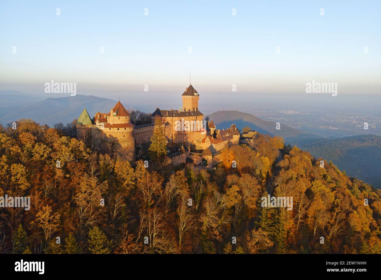 Frankreich, Bas Rhin, Alsace Wein Straße, Orschwiller, Haut Koenigsbourg Schloss am Fuße der Vogesen und mit Blick auf die Ebene des Elsass, mittelalterliche Burg aus dem 12. Jahrhundert, Es ist eingestuft als historisches Denkmal (Luftbild) Stockfoto