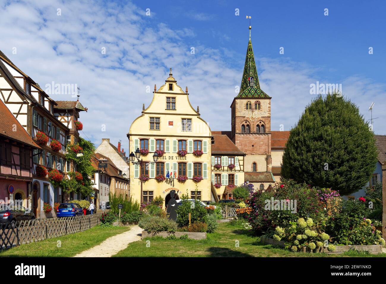Frankreich, Haut Rhin, Alsace Wein Straße, Turckheim, Turenne, das Rathaus und die Kirche Stockfoto