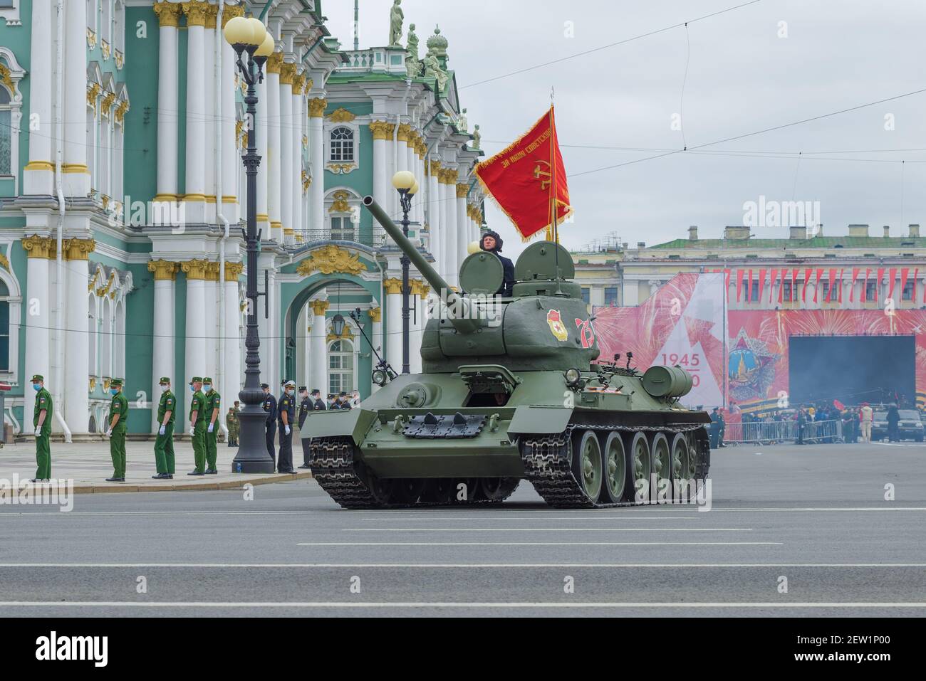 SANKT PETERSBURG, RUSSLAND - 20. JUNI 2020: Sowjetischer Panzer während des Großen Vaterländischen Krieges - T-34 auf der Probe der Militärparade zu Ehren Wiktors Stockfoto