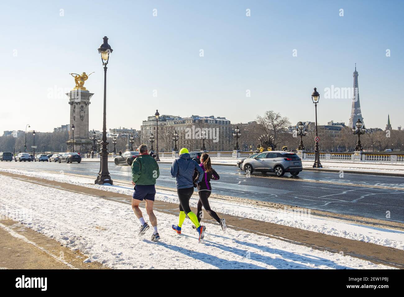 Frankreich, Paris, Jogger auf der Alexandre III Brücke unter dem Schnee Stockfoto