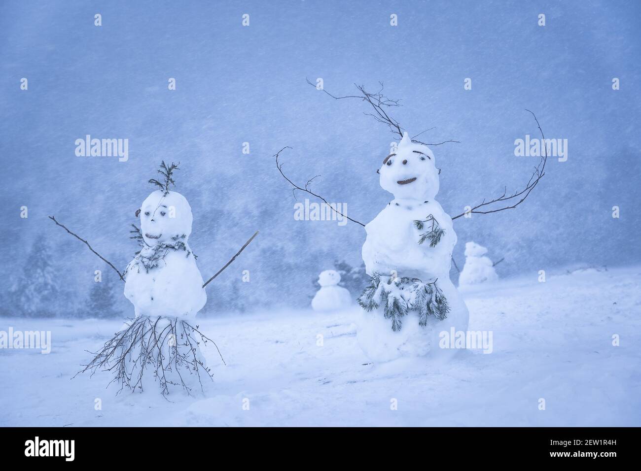 Frankreich, Puy de Dome, Orcines, regionaler Naturpark der Vulkane der Auvergne, die Chaine des Puys, von der UNESCO zum Weltkulturerbe erklärt, schneebedeckter Vulkan Puy Pariou, Schneemann Stockfoto