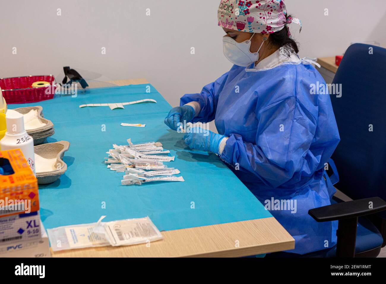 Rom, Italien. März 2021, 2nd. Vorbereitung der Spritzen mit dem Moderna Anti-Covid-Impfstoff im Impfzentrum im Auditorium in Rom. Quelle: Stephen Bisgrove/Alamy Live News Stockfoto