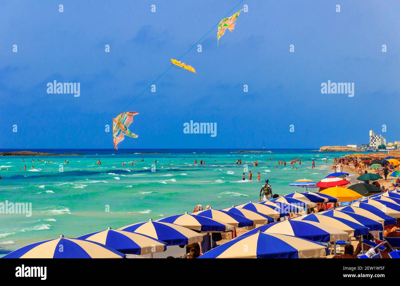 Torre San Giovanni Strand. ITALIEN (Apulien). Es ist beliebt und sehr voll im Sommer dank der Schönheit seines smaragdgrünen Meeres. Stockfoto