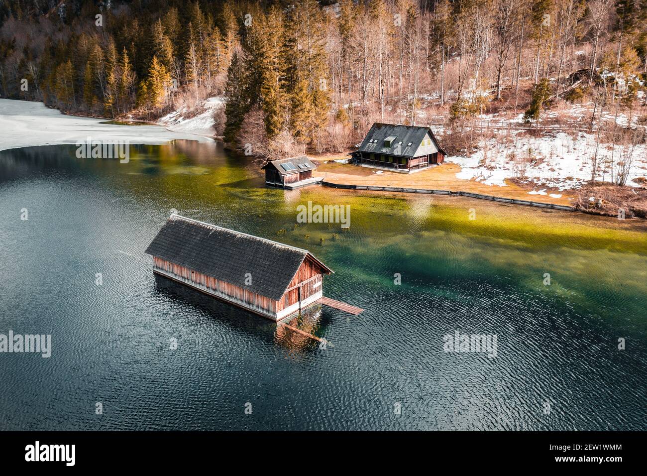 Wunderschöne Hütte in der Mitte eines Sees Stockfoto
