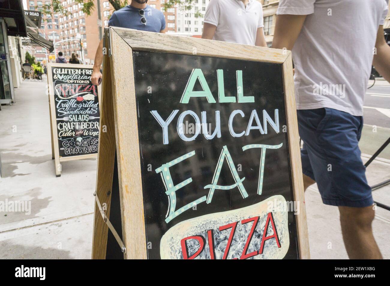 Eine Tafel vor einer Pizzeria in New York wirbt mit der Aktion "All you can eat" am Samstag, den