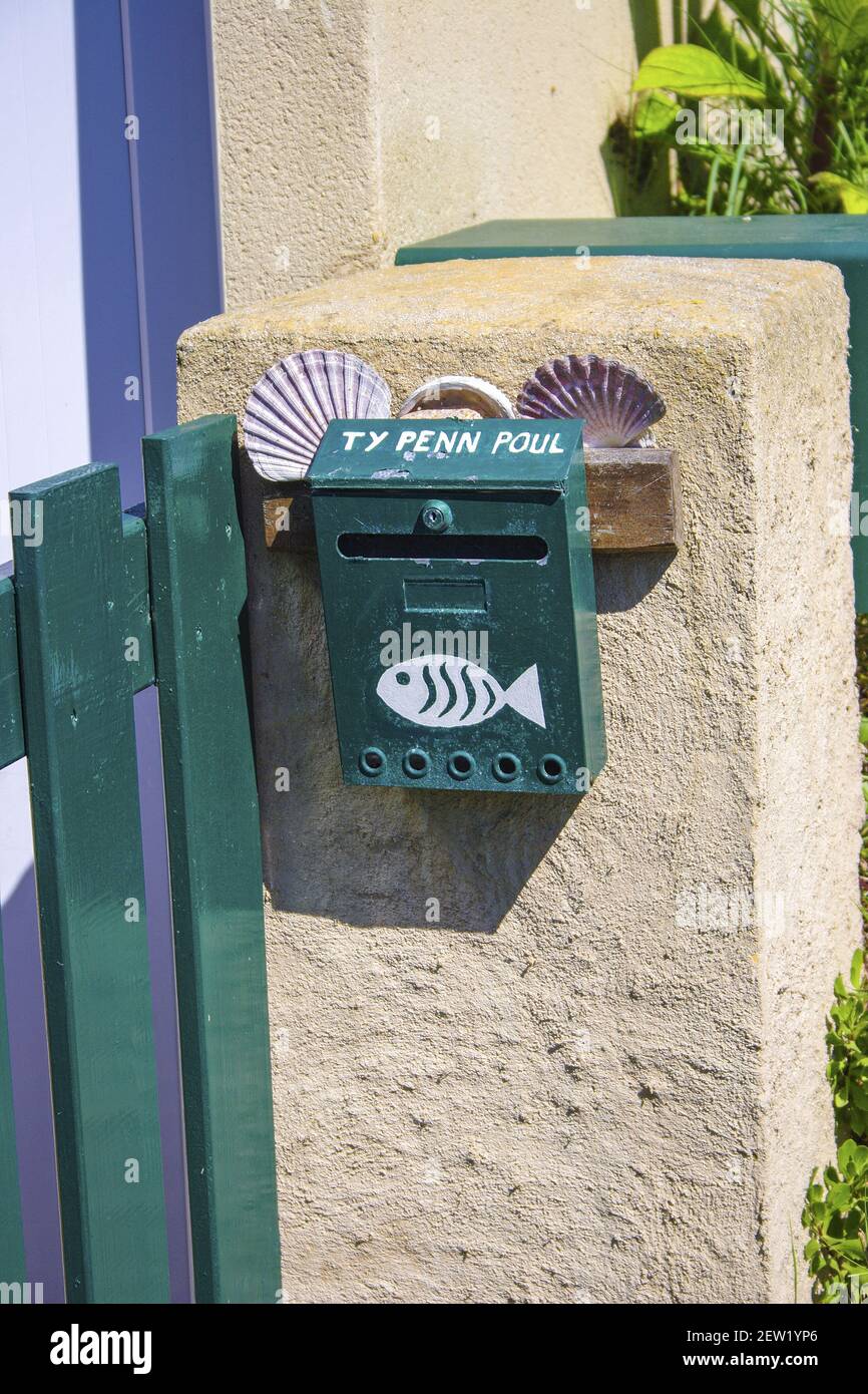 Frankreich, Côtes-d'Armor (22), île de Bréhat, boîte aux lettres verte sur l'Île Sud Stockfoto