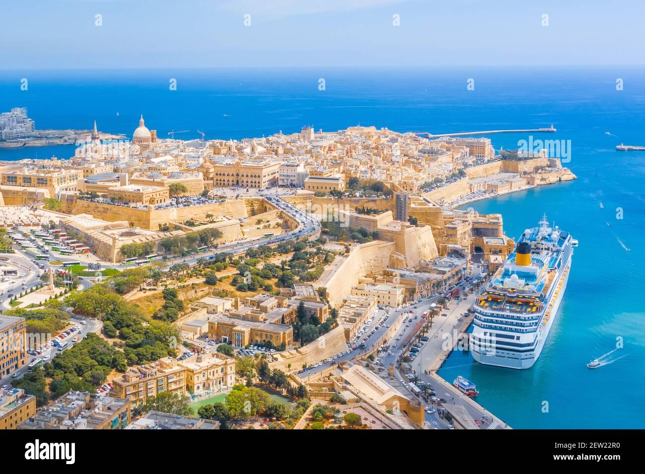 Luftaufnahme der Lady of Mount Carmel Kirche, St. Paul's Cathedral und eine große Bucht mit einem Kreuzfahrtschiff in Valletta Stadt, Malta Stockfoto