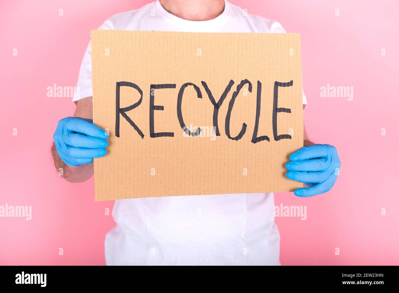 Karton mit RECYCLING-Nachricht. Anonyme Hände mit Handschuhen geschützt halten das Protestplakat Stockfoto