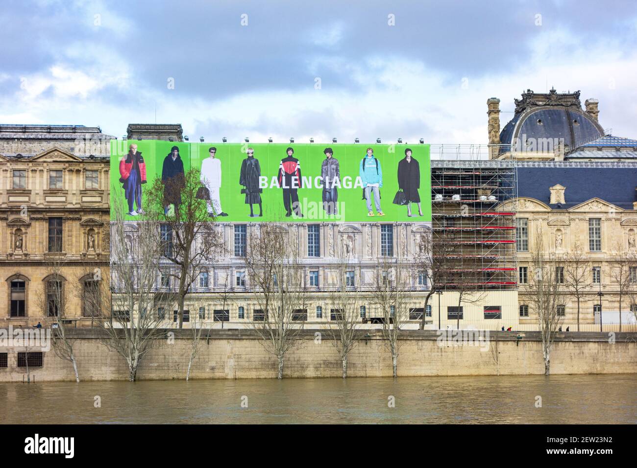 Frankreich, Paris, Louvre-Museum, Werbung auf Gerüsten Stockfoto