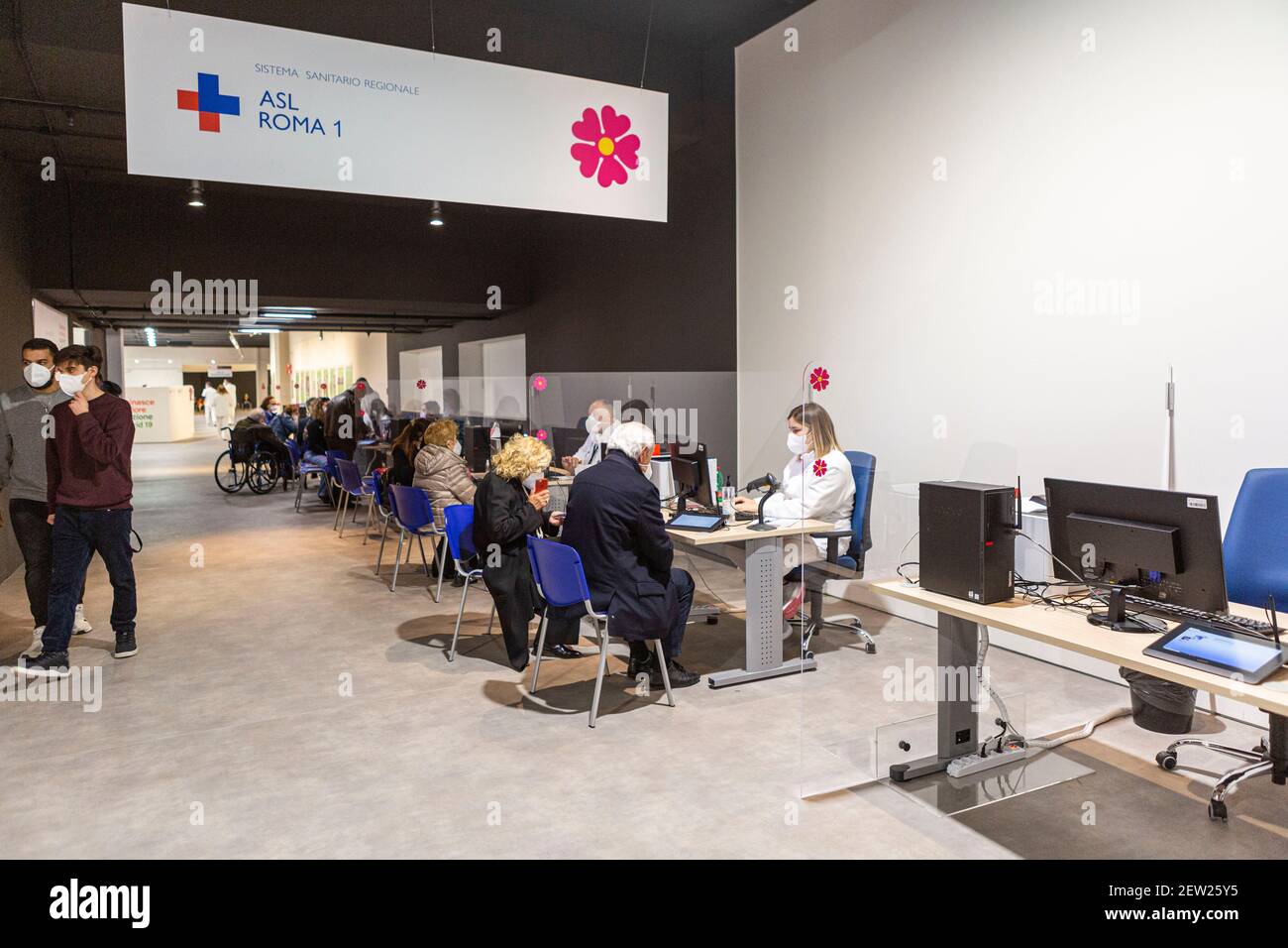 Rom, Italien. März 2021, 2nd. Die Leute checken in dem Impfzentrum ein, das im Auditorium von Rom eingerichtet wurde, um den Moderna-Impfstoff in einer Kampagne zur Impfung der über 80s zu erhalten. Quelle: Stephen Bisgrove/Alamy Live News Stockfoto