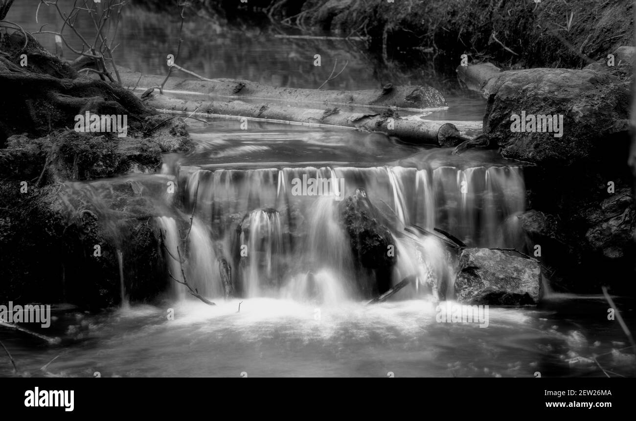 Ruhige Waldbach und Wasserfall Naturlandschaft im späten Winter Stockfoto