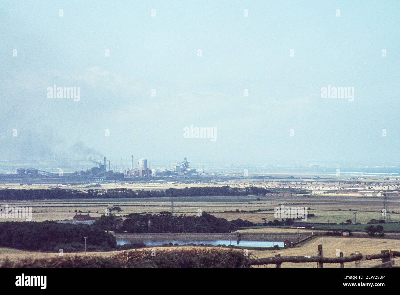 1978 Redcar Yorkshire - Redcar ist eine Küstenstadt in Redcar und Cleveland, North Yorkshire, England. Das Teesside Stahlwerk war ein großes Stahlwerk, das sich von den Städten Middlesbrough bis Redcar in North Yorkshire, England, erstreckte. Auf seiner Höhe befanden sich 91 Hochöfen im Umkreis von 10 Meilen um das Gebiet. Ende 1970s war nur noch eine auf der Teesside. Der 1979 eröffnete Hochofen von Redcar in der Nähe der Mündung des Flusses Tees war der zweitgrößte Hochofen Europas.der Großteil der Stahlwerke, einschließlich des Hochofens von Redcar, schloss 2015 Redcar North Yorkshire UK GB Stockfoto